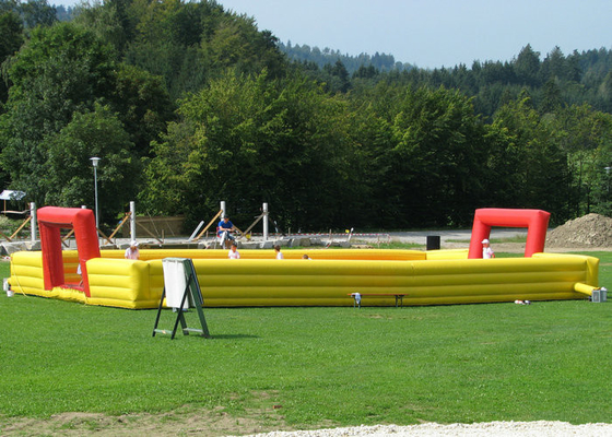 Gioco di calcio gonfiabile gigante impermeabile, falda altamente sicura dell'aria della partita di football americano di esplosione