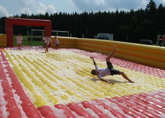 Gioco di calcio gonfiabile gigante impermeabile, falda altamente sicura dell'aria della partita di football americano di esplosione