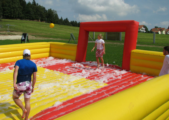 Gioco di calcio gonfiabile gigante impermeabile, falda altamente sicura dell'aria della partita di football americano di esplosione