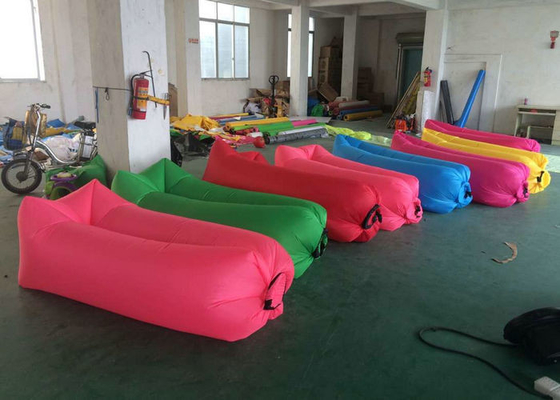Stampa variopinta gonfiabile facilmente di trasporto del letto di sofà per il riposo della spiaggia