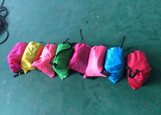 Stampa variopinta gonfiabile facilmente di trasporto del letto di sofà per il riposo della spiaggia