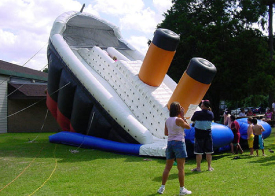 Falda sicura dell'aria dello scivolo gonfiabile commerciale a forma di titanico dentro per il parco di divertimenti