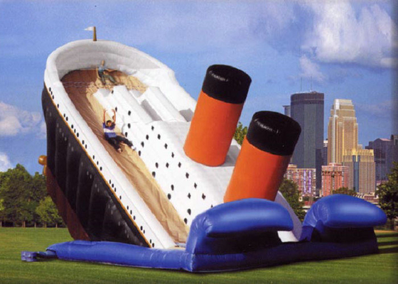 Falda sicura dell'aria dello scivolo gonfiabile commerciale a forma di titanico dentro per il parco di divertimenti