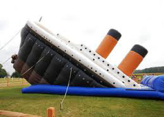 Falda sicura dell'aria dello scivolo gonfiabile commerciale a forma di titanico dentro per il parco di divertimenti