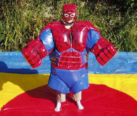 Superman che modella i giochi interattivi su misura vestiti degli adulti di colore lottare di sumo