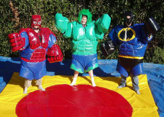 Superman che modella i giochi interattivi su misura vestiti degli adulti di colore lottare di sumo