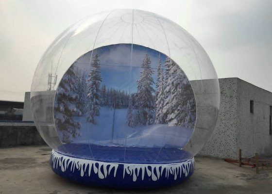 Divertimento che gioca l'iarda gonfiabile, globo umano del globo della neve della neve che prende le foto dentro