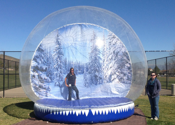 Divertimento che gioca l'iarda gonfiabile, globo umano del globo della neve della neve che prende le foto dentro