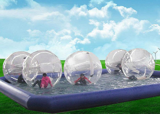 L'uomo ha fatto il logo gonfiabile della piscina che stampa le tecniche di cucitura quadruple
