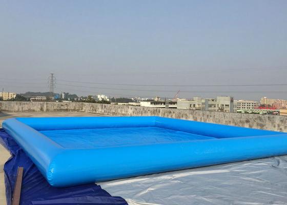 L'uomo ha fatto il logo gonfiabile della piscina che stampa le tecniche di cucitura quadruple