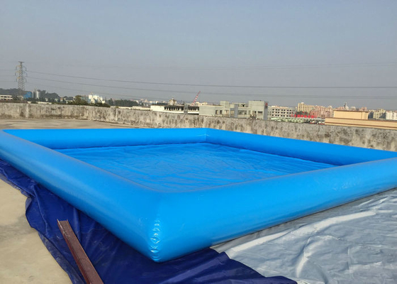 L'uomo ha fatto il logo gonfiabile della piscina che stampa le tecniche di cucitura quadruple