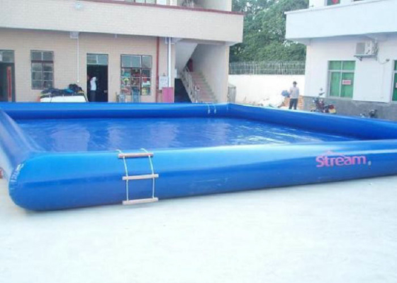 L'uomo ha fatto il logo gonfiabile della piscina che stampa le tecniche di cucitura quadruple