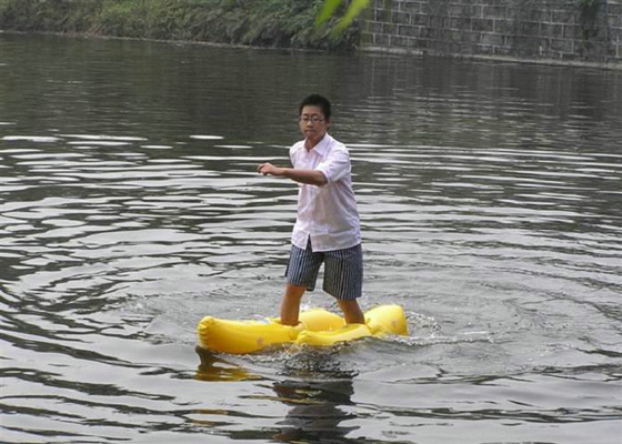 Camminando sull'acqua gonfiabile dell'acqua gioca Nizza i giochi della scarpa di giallo dell'aspetto