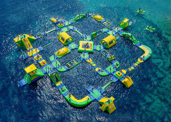 Il parco gonfiabile graduato enorme dell'acqua verde/giallo ha stampato per il campo da giuoco dell'oceano