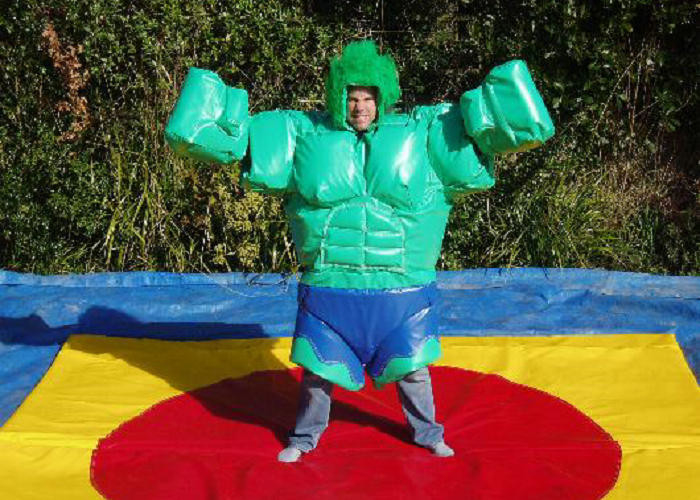 Superman che modella i giochi interattivi su misura vestiti degli adulti di colore lottare di sumo