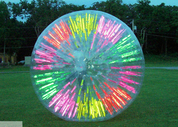 L'essere umano di cattura dell'occhio ha graduato la palla secondo la misura del criceto, la palla LED del criceto di esplosione illuminata